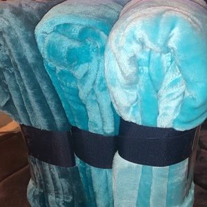 3 pack Berkshire VelvetSoft Throws: 3 Pack Teal